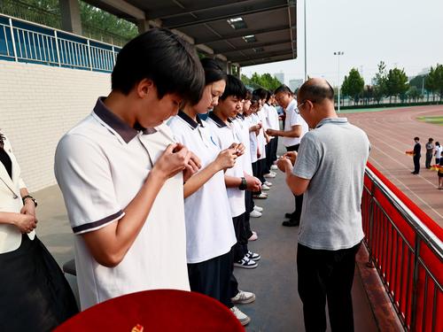3与会领导为新团员们佩戴团徽