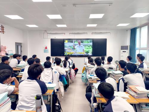 1 学生观看禁毒教育影片