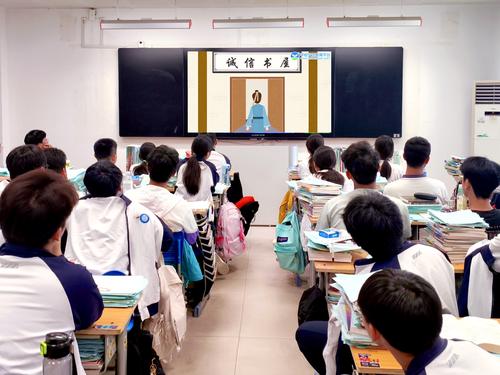 1学生观看诚信教育视频