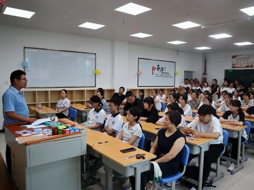 5班主任与家长和学生的第一次“见面会”