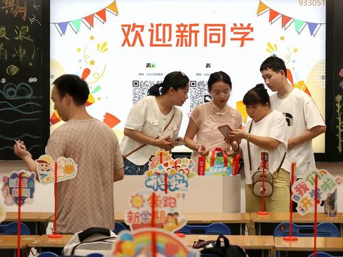 6班主任精心布置教室迎接新同学