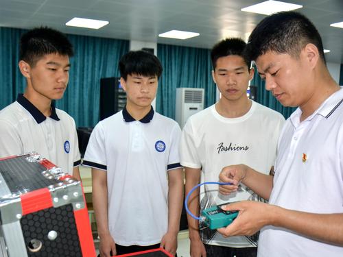 图3：计算机网络技术专业带头人朱荣涛