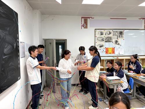 2.学生代表向老师献祝福