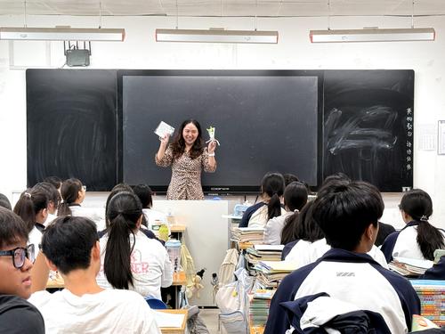 3.老师开心地展示自己收到的贺卡
