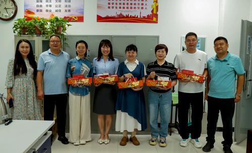 校党委书记邵元辉与教师们合影留念共庆教师节