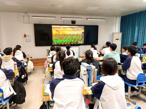 2 学生认真观看思政开学第一课