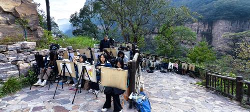 副校长张继波查看学生写生情况 副校长张继波查看学生写生情况