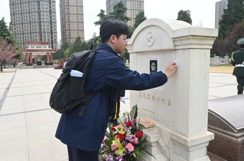 为烈士擦拭墓碑。王秋雅 摄