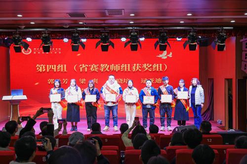 5副校长王丽为优秀辅导教师颁奖