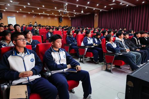 2同学们认真听讲