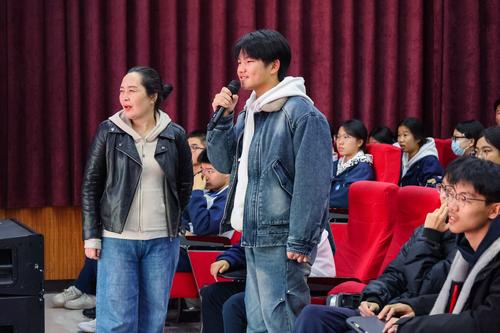 3学生与老师积极互动