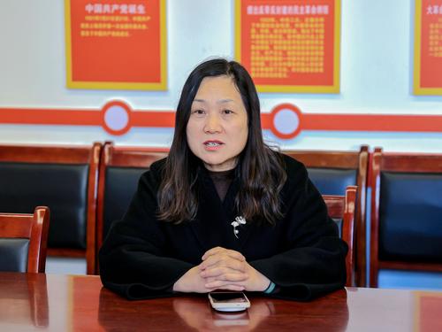 6.座谈会上，花溪小学党支部书记、校长王慧介绍学校办学特色及教学需求