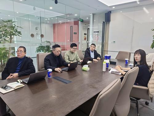 3郑州市第十中学教科室主任梁爽积极参与论坛讨论