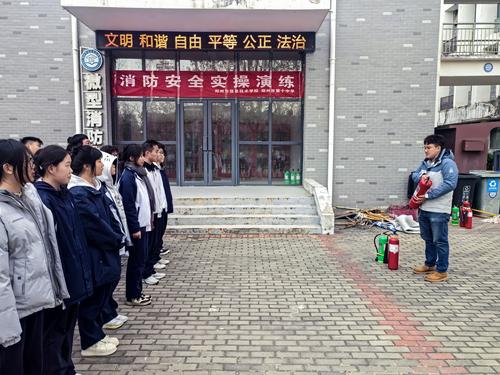 2讲解灭火器使用方法