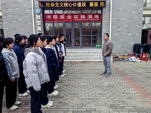 4政教处主任张坤对演练进行总结