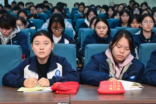 3同学们认真做笔记