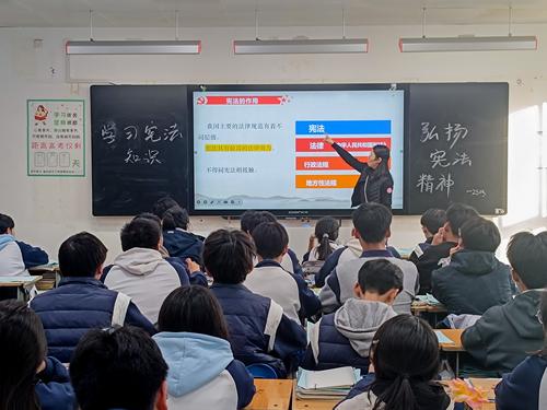 2.班主任老师王莹向同学们讲述宪法的作用 2.班主任老师王莹向同学们讲述宪法的作用