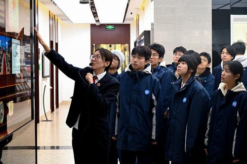 1.讲解员向学生讲解法律发展 1.讲解员向学生讲解法律发展