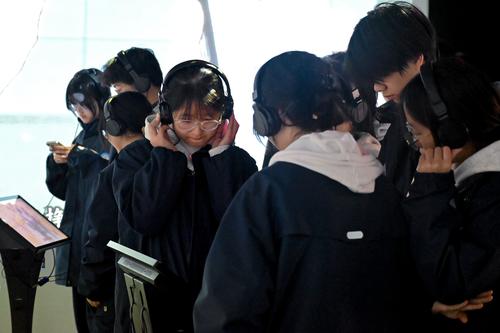 4.学生通过耳机体验校园安全的重要 4.学生通过耳机体验校园安全的重要