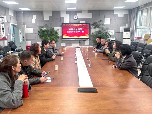 1郑州市信息技术学校(郑州市第十中学)党委书记邵元辉向检查组汇报学校安全工作 1郑州市信息技术学校(郑州市第十中学)党委书记邵元辉向检查组汇报学校安全工作