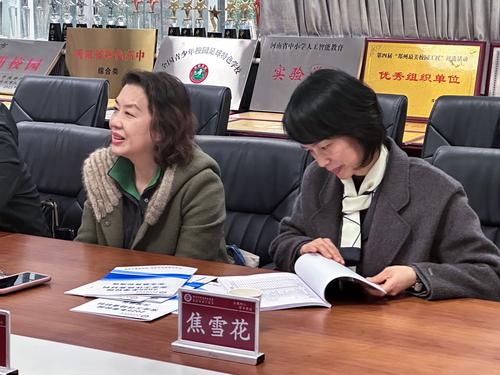 2检查组查阅档案资料,并就相关问题进行询问与交流 2检查组查阅档案资料,并就相关问题进行询问与交流