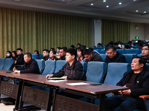 2全体教职员工认真听讲并记录