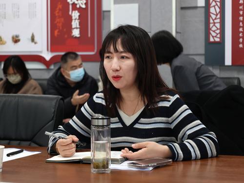 教科研处主任梁爽主持会议