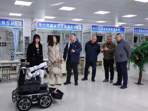 新专业调研组参观实训室