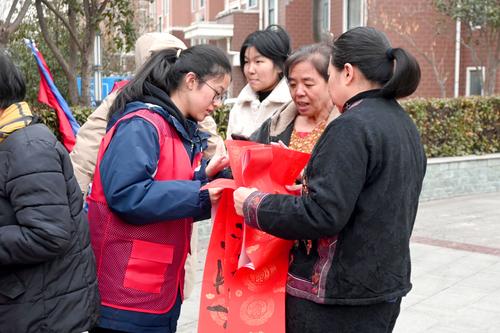 1.学生志愿者和社区居民互相交流