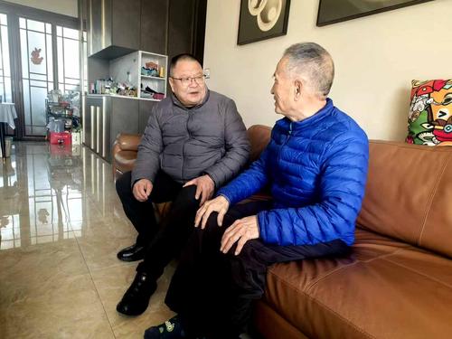 1校党委书记邵元辉走访慰问老教师