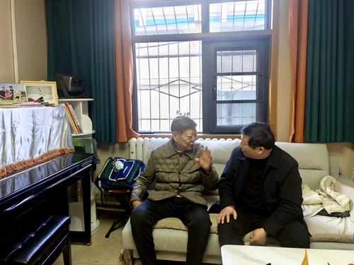 2副校长郑棣与老领导亲切交谈