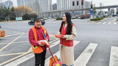 环卫工人送元宵