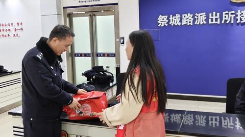 民警送元宵