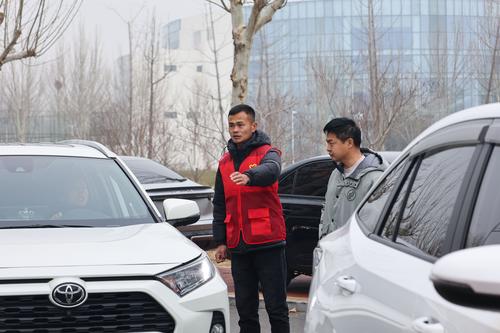 3老师们指挥交通