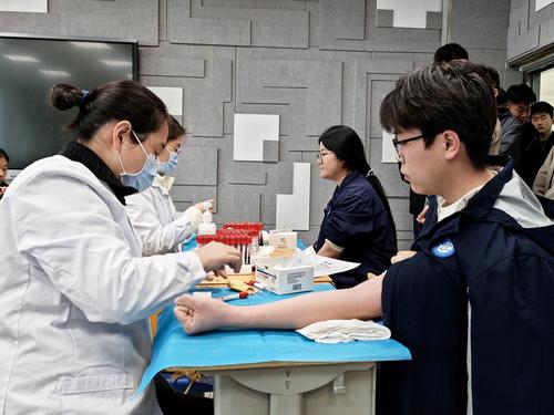 1 学生在校内参加抽血体检