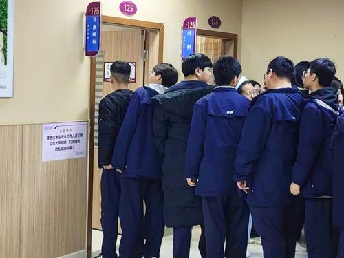 2 学生到达医院排队候检