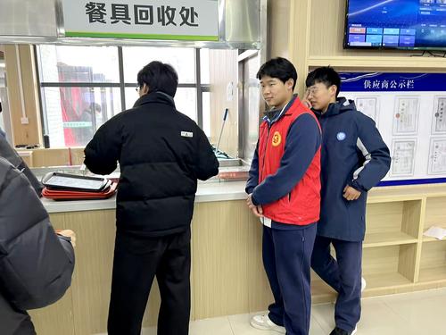 1.志愿者在餐具回收处劝导同学珍惜粮食