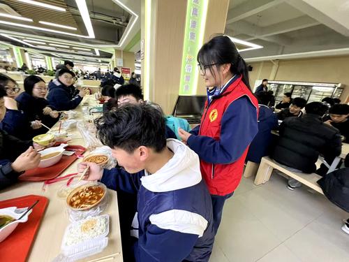 2.志愿者劝导同学不浪费粮食