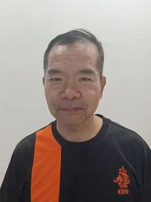 张卫国，教务处教务员，负责高中体育器材管理和大课间签到