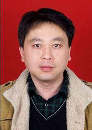 郑东亮，教务处教务员，负责学校体育器材保管、发放和大课间签到