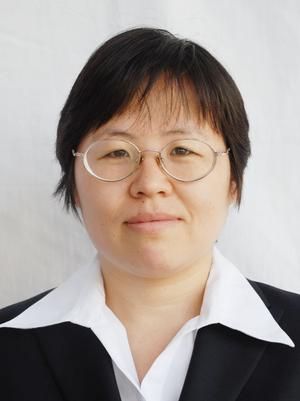 王洪英，负责学生考证及技能鉴定工作。