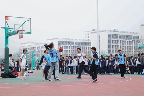 4配合默契 顺利接球