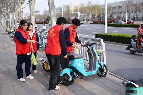 团员在街边整理电动车排列