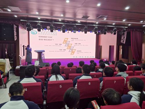 同学们认真聆听讲座内容