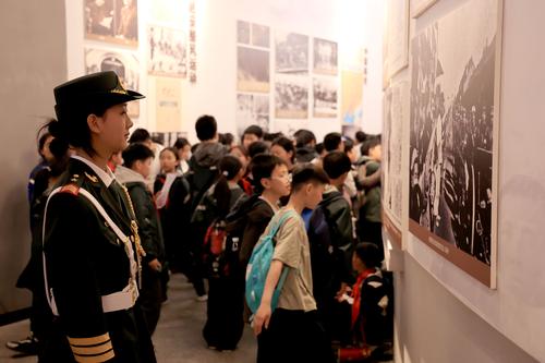 4仪式结束 全体师生一同走进中原英烈馆