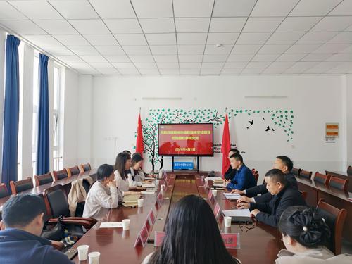 1两校领导在座谈会上深入交流