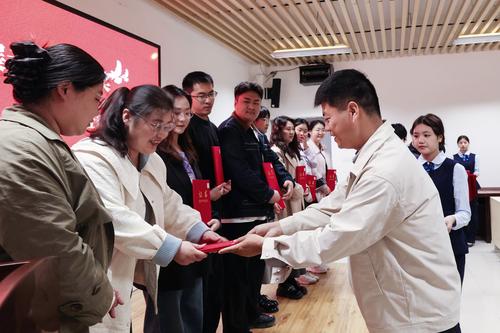 4副校长朱荣涛为获奖教师颁奖 4副校长朱荣涛为获奖教师颁奖