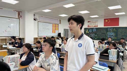 1.学生张耀表示将积极践行健康生活的理念 1.学生张耀表示将积极践行健康生活的理念