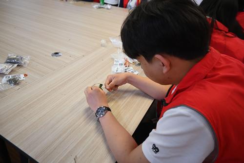 3.学生为后勤工作人员制作香囊