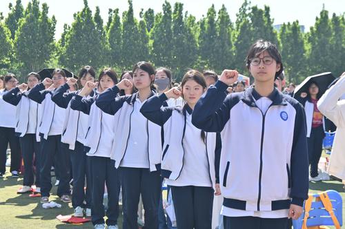 4.同学们的铿锵誓言响彻云霄